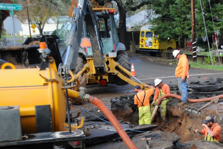 Citrus Heights Water District crews work to repair a broken water main. Photo by Luke Otterstad
