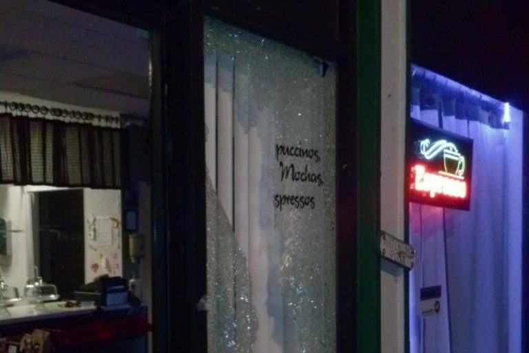 Broken window, Java Cherry