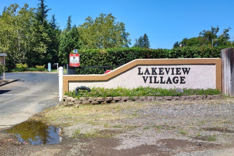 Lakeview Village entrance