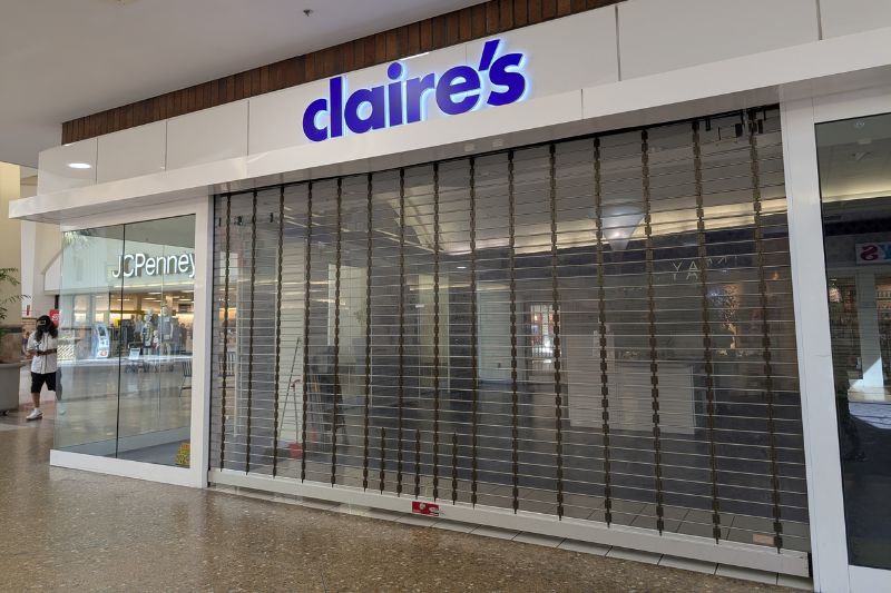 Claire's in Sunrise Mall has closed. 