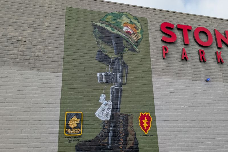 A veteran-themed mural graces the wall of Stones Gambling Hall's parking garage. // SB Williams