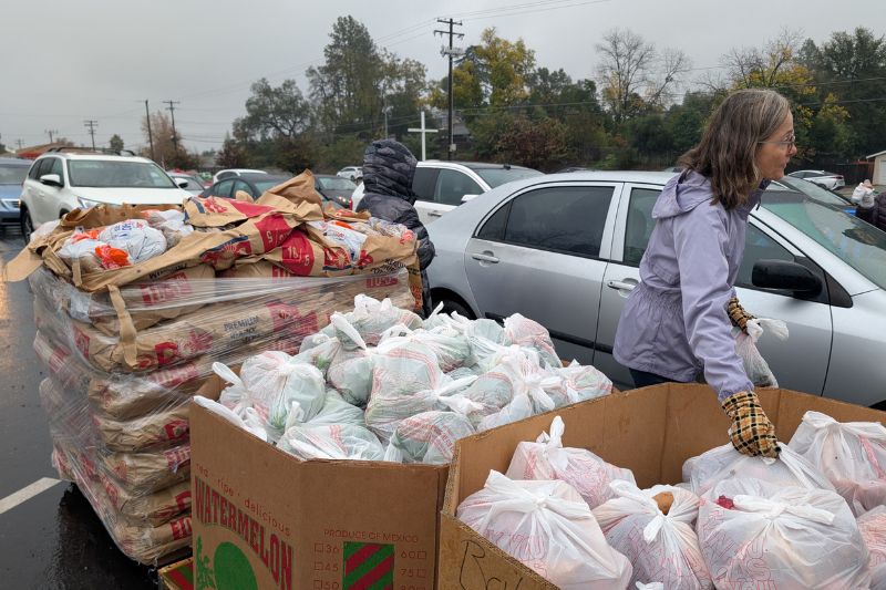 Associate professor Katherine Whitcom along with multiple students and another professor colleague help distribute Thanksgiving meals at Sunrise Christian Food Ministry Thursday, Nov. 20, 2025. // SB Williams