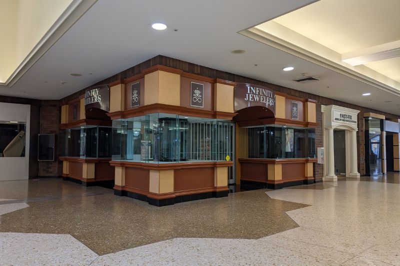 One more jewelry store has shuttered at Sunrise Mall. // SB Williams