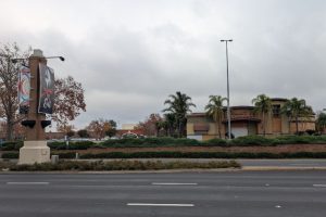 A view of Sunrise Boulevard, with Sunrise Mall and the vacant Elephant Bar in the background. Dec. 2025. // SB Williams