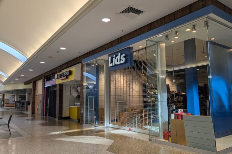 Lids at Sunrise Mall shuttered on Jan. 18. // SB Williams