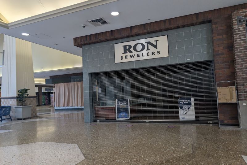Ron's Jewelers cleared out of its Sunrise Mall suite sometime near the end of May 2026, according to an adjacent business. // SB WIlliams