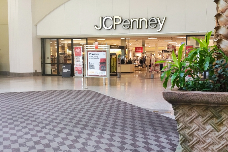 A look at the last businesses hanging on at Sunrise Mall