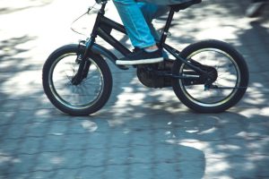 Stock photo. An individual on a bike on the street. // Pexels